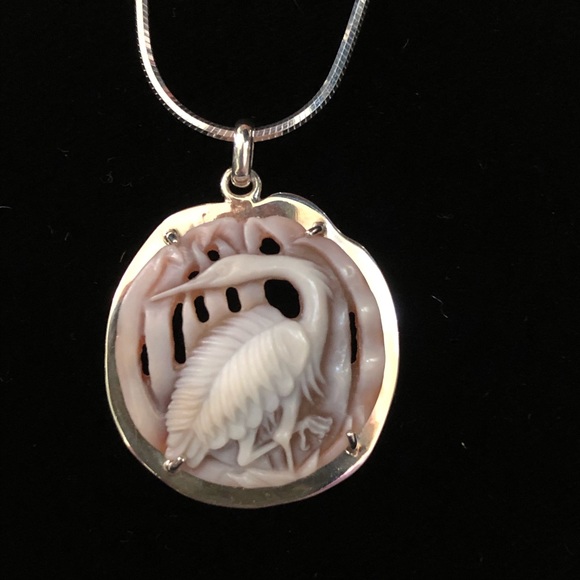 Rainforest Design®️Heron w/grass cameo pendant - Picture 6 of 6